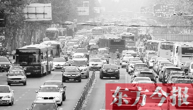 昨日下午4點(diǎn)，在花園路與黃河路口附近，車堵成了“一鍋粥”