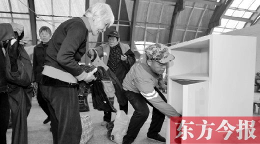 11月5日，孫德坤把棉衣送到今報的一處“愛有所衣”站點