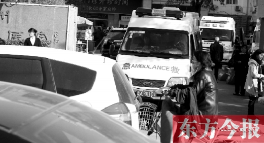 馬路上的機動車越來越多，臨著大路鄭州市第一人民醫(yī)院門口，出急診的救護車常常遭遇堵車