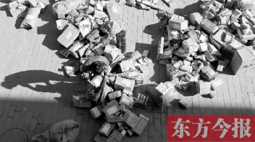 “雙十一”后，快遞員忙著送包裹，連水也不敢喝