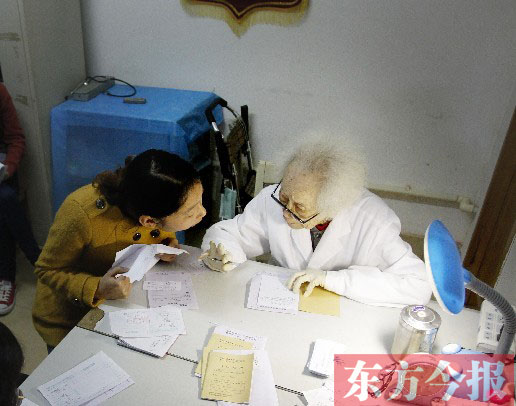 昨日，97歲的“醫(yī)生奶奶”胡佩蘭在給患者看病