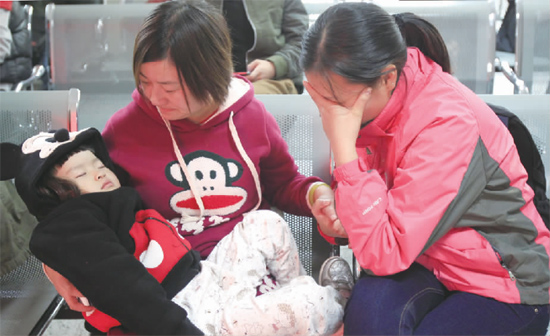 昨日，9時35分，堅守在手術(shù)室外的嘟嘟在媽媽懷里睡著了，因被眼前的真情觸動，今報記者趙丹流下了眼淚