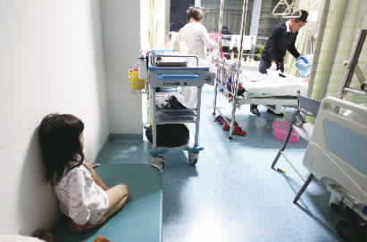 嘟嘟一早就醒了，小小的身體靠在墻邊看著爸爸進行手術(shù)前準(zhǔn)備