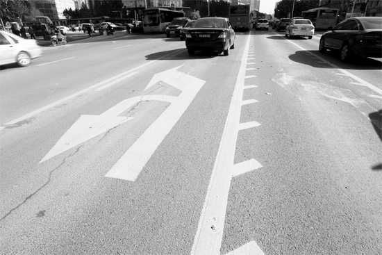 昨日，鄭州市金水路未來路口的“魚刺”車道，好多司機(jī)不知道咋走