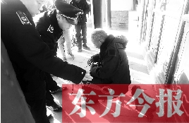 昨日，鄭州市管城區(qū)執(zhí)法局對(duì)轄區(qū)一只狗狗檢查是否辦過(guò)證 東方今報(bào)首席記者 劉棟杰 攝