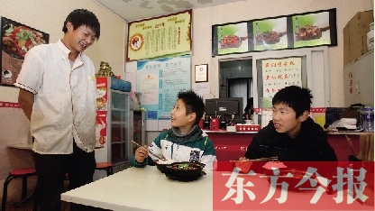 11月30日，鄭州市81中的兩位學生用勞動為自己掙了一頓中午飯，心里很高興