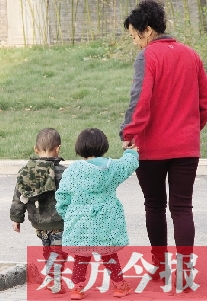 男孩兒姓“鄭”，女孩兒姓“周”（取“州”諧音），即“鄭州”之意，這一取名法得到了認(rèn)可