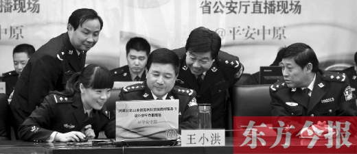 省公安廳廳長王小洪（中）和微博網(wǎng)友在進行交談，發(fā)現(xiàn)問題現(xiàn)場馬上解決
