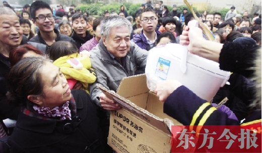 昨日，鄭州金源第一城小區(qū)。除了能領到地鐵試乘劵，還有獎品可拿