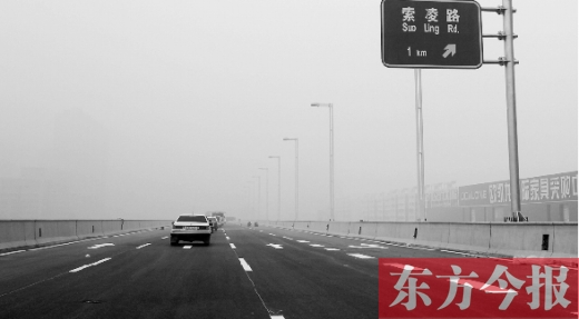 昨天上午，東方今報(bào)記者跟隨鄭州市交巡警部門，提前探路已具備通車條件的鄭州市三環(huán)快速路