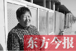 在京水村的臨時(shí)過(guò)渡區(qū)內(nèi)，一位大媽在儲(chǔ)存大白菜