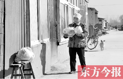 在京水村的臨時(shí)過(guò)渡區(qū)內(nèi)，62歲的村民白小英對(duì)未來(lái)的生活充滿期待