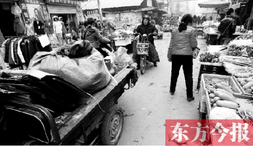 和所有的都市村莊一樣，老鴉陳也充滿著形形色色的人，窄窄的巷子因占道經(jīng)營變得更加狹窄