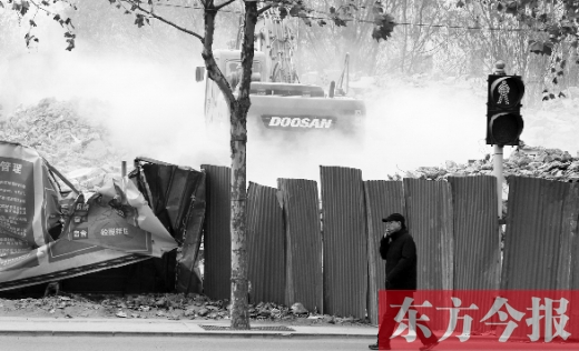 昨日，鄭州市未來(lái)路與緯四路交叉口一工地施工不除塵，加重了空氣污染