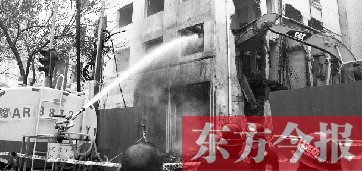 昨天早上8點(diǎn)半，鄭州市農(nóng)業(yè)路一拆遷工地，用兩臺(tái)噴水車噴水除塵，有效地阻止了施工揚(yáng)塵