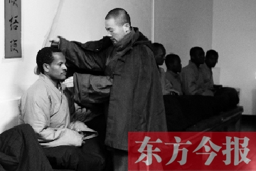 少林功夫講究禪武合一，坐禪當(dāng)然少不了,別看就是坐坐，姿勢都要師傅教