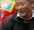 采訪我先買個氣球吧！大爺霸氣回答