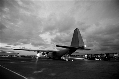 3月23日，中非共和國首都班吉，從加蓬首都利伯維爾出發(fā)的法國增援部隊(duì)共計(jì)200名士兵抵達(dá)班吉國際機(jī)場