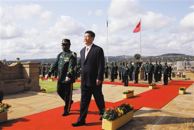 3月26日，南非總統(tǒng)祖馬在比勒陀利亞聯(lián)邦大廈前廣場舉行儀式，歡迎中國國家主席習(xí)近平訪問南非。這是習(xí)近平檢閱儀仗隊。新華社記者 蘭紅光 攝