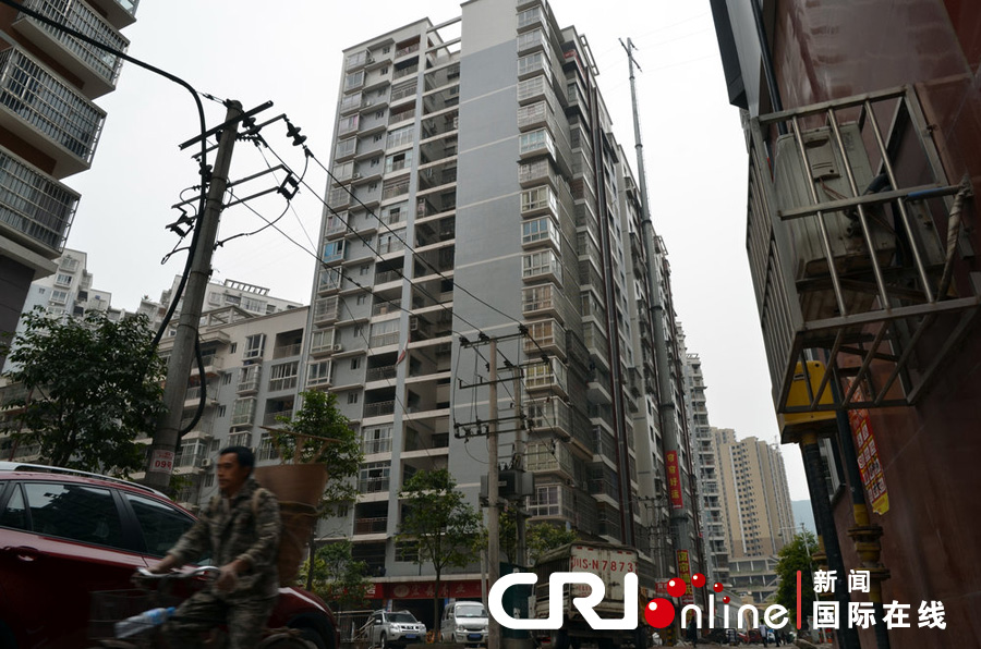 2013年4月2日，四川達(dá)城，電線桿足足有19層樓高，而且離小區(qū)住戶的房屋很近。圖片來源:張驥/CF