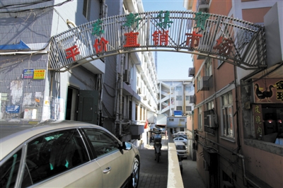 昨日，從事活禽宰殺的許某確認(rèn)為感染H7N9禽流感確診病例，其所工作的南京江寧區(qū)東新農(nóng)貿(mào)市場(chǎng)仍正常營(yíng)業(yè)