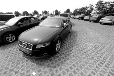 3月30日，掛有AZG(安徽政府公務的拼音縮寫）通行證的車輛停放在合肥市小蜀山公墓停車場內(nèi)。