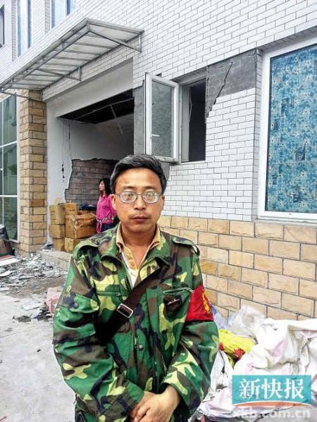 被免副鄉(xiāng)長(zhǎng)楊成毅成災(zāi)區(qū)首位免職干部，接受新快報(bào)記者采訪(fǎng)時(shí)稱(chēng)：“服從組織決定，大難當(dāng)前官位不要緊”