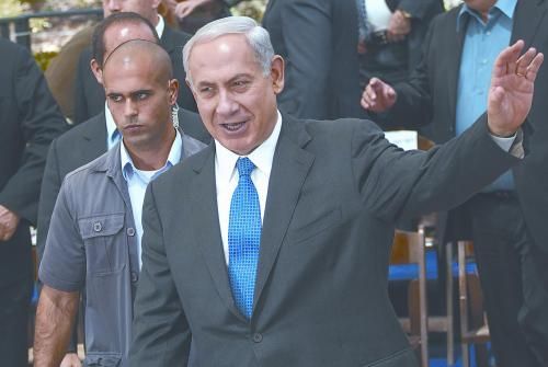 經(jīng)以總理內(nèi)塔尼亞胡主持的內(nèi)閣秘密會(huì)議決定，以空軍接連對(duì)敘利亞多處目標(biāo)實(shí)施空襲。圖為內(nèi)塔尼亞胡5日出席內(nèi)閣會(huì)議。