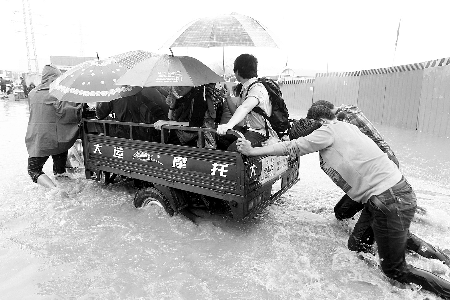 “擺渡”，每人5塊錢 記者 王春勝/攝