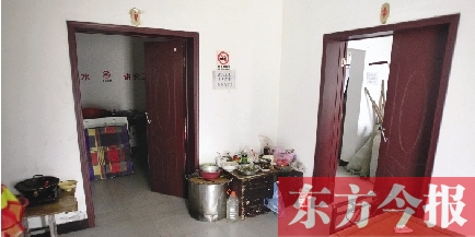 男廁洗漱池前，堆放著大量家電、家具等生活用品