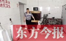 男廁中擺放的電視機、柜子、自行車等物品