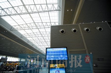 　鄭州東站三樓候車大廳，雖然空調(diào)處有涼風吹出，但陽光通過頂棚照進，導致整個大廳的空調(diào)制冷效果不明顯