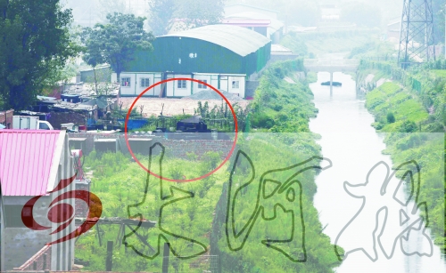 　彩虹橋西南側有一個大型地溝油加工窩點，廢水流入旁邊的排水渠。