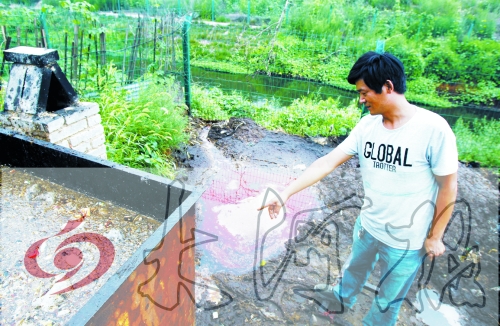 煉油點將骯臟、臭氣熏人的廢水直接排入溝渠。