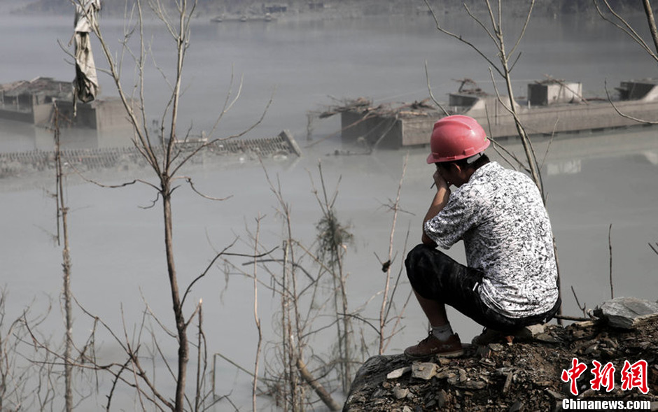 7月14日，四川綿陽，在水下沉寂了5年多的北川漩坪鄉(xiāng)浮出水面，如海市蜃樓飄浮在堰塞湖水面，回來看自己
