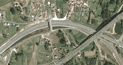 事發(fā)地的急轉(zhuǎn)彎道。以下是監(jiān)控視頻截圖。