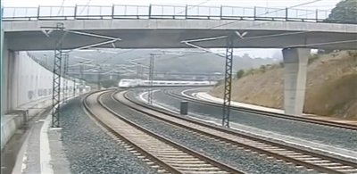 時(shí)速190公里的列車通過一個(gè)限速80公里的急轉(zhuǎn)彎。