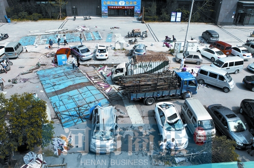 昨日上午，事發(fā)現場仍停有多輛被砸變形的汽車