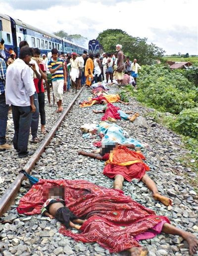 19日，事故現(xiàn)場遇難者的遺體。