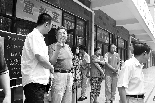 盧法舜（左二）伸出兩根手指，建議實行2元通票制。