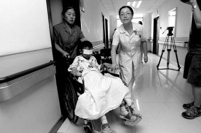 昨天，斌斌被推出病房，準(zhǔn)備換藥。記者 譚青/攝