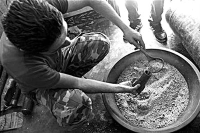 10日，敘反對(duì)派人員正在制作武器。