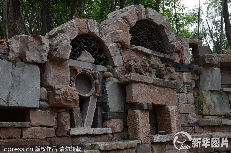 2013年9月23日，有網(wǎng)友近日報料重慶一所大學正在修建稀奇古怪的校大門