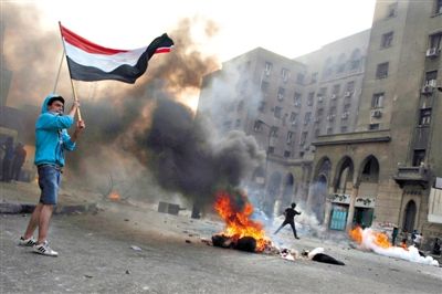 6日，穆?tīng)栁骱湍滦謺?huì)的支持者在開(kāi)羅街頭示威，與警方發(fā)生沖突。消失了三個(gè)多月的前總統(tǒng)穆?tīng)栁鲗⒂谙略率軐彙? oldsrc=