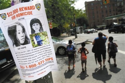 2013年7月23日，貼在紐約街頭的征詢線索傳單，這天是“希望寶寶”被發(fā)現(xiàn)遇害的日子，每年這天警方都