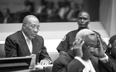 9月26日，荷蘭海牙，利比里亞前總統(tǒng)查爾斯·泰勒在法庭接受審判。