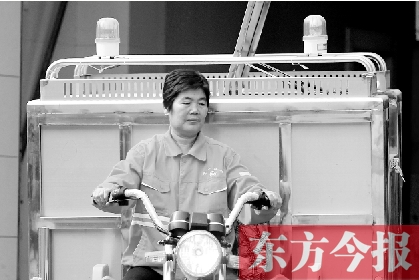 鄭州市金水區(qū)目前發(fā)放的第一批30輛新垃圾清運(yùn)車，已投入使用