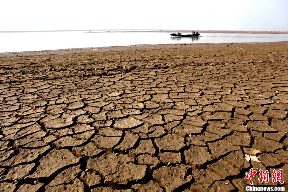 10月28日，在江西省都昌縣印山附近水域拍攝的龜裂的鄱陽(yáng)湖湖床。