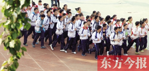 為提高學(xué)生體質(zhì)，教育部門要求將跑早操形成制度