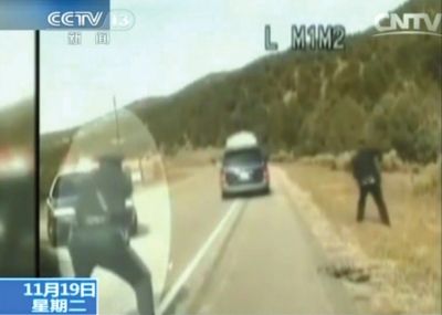 費(fèi)雷爾駕車逃走，警察連開數(shù)槍。央視截圖
